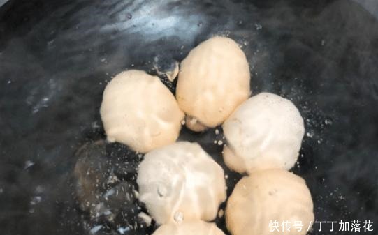  煮鸡蛋时，一定不能直接加水煮，多加1样，蛋壳一碰就掉，更香嫩