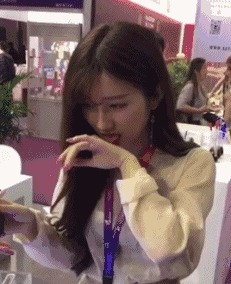 |搞笑GIF趣图兄弟,男儿有泪不轻弹,一定是遇到伤心的事了!