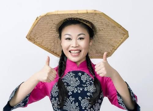 沂蒙山小調(diào)|37歲草帽姐被封殺,曾開豪車炫富忘本,今回莊稼地種大蒜