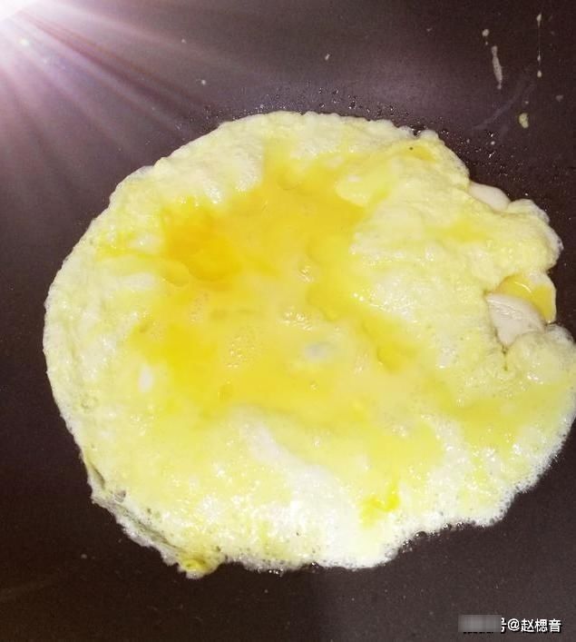 炒木耳总是在锅里噼啪往外喷油,大厨教你一招,真的马上消停了!