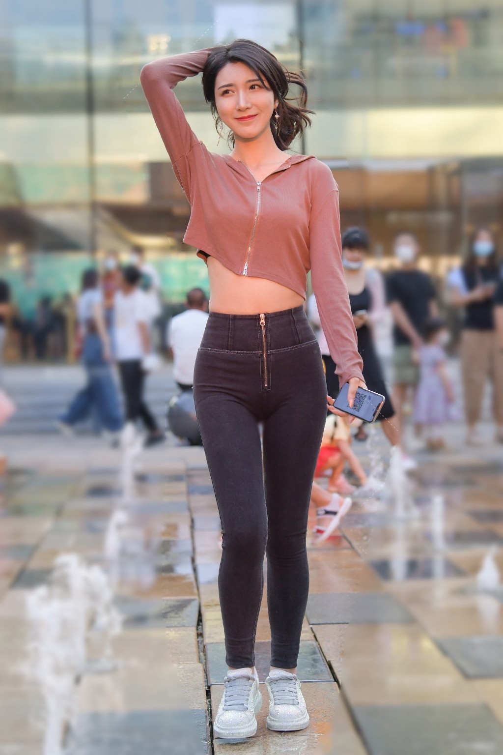 显瘦|牛仔裤+针织衫搭配小白鞋,休闲时尚,秋冬季这么穿又美又显瘦