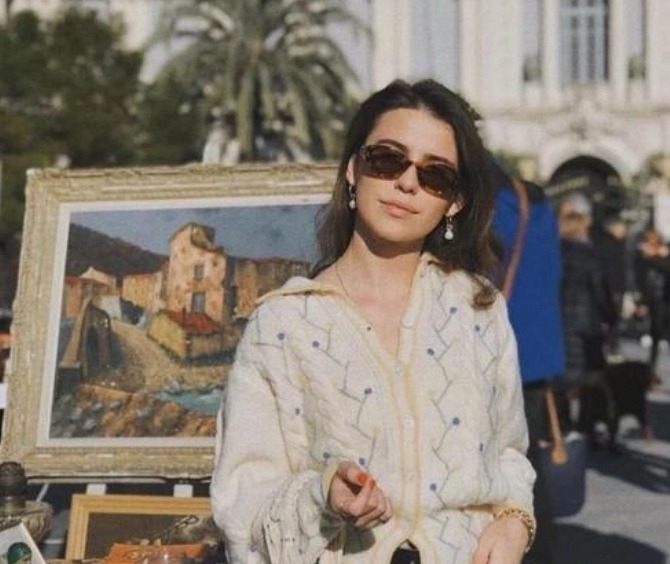 减龄 今年很流行“奶奶衫”,看似显老,穿上却很减龄,百搭不挑人