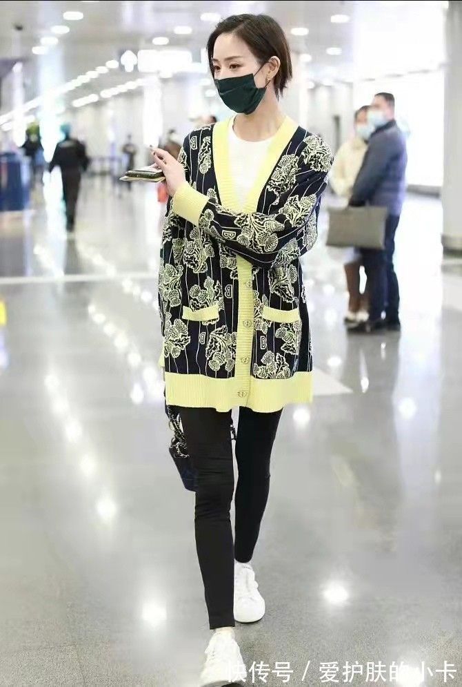 深色 张钧甯短发气质好成熟,深色造型优雅显干练,看着确实是奔4了