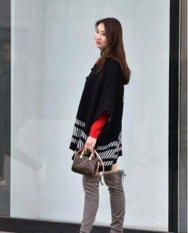 美女搭配一字肩，黑色的紧身牛仔裤，散发迷人的女性魅力