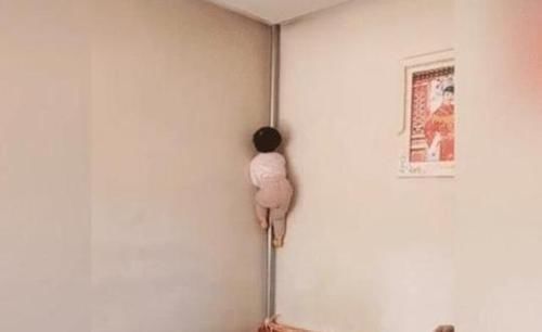 小娃娃|2岁萌娃“窜天猴”上身,笑翻宝爸,网友:穿尿不湿的你惹不起