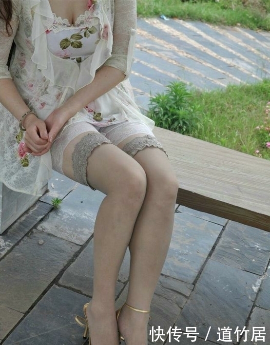 实拍公园休憩的筒袜高跟美人,金色一字带高跟气质撩人