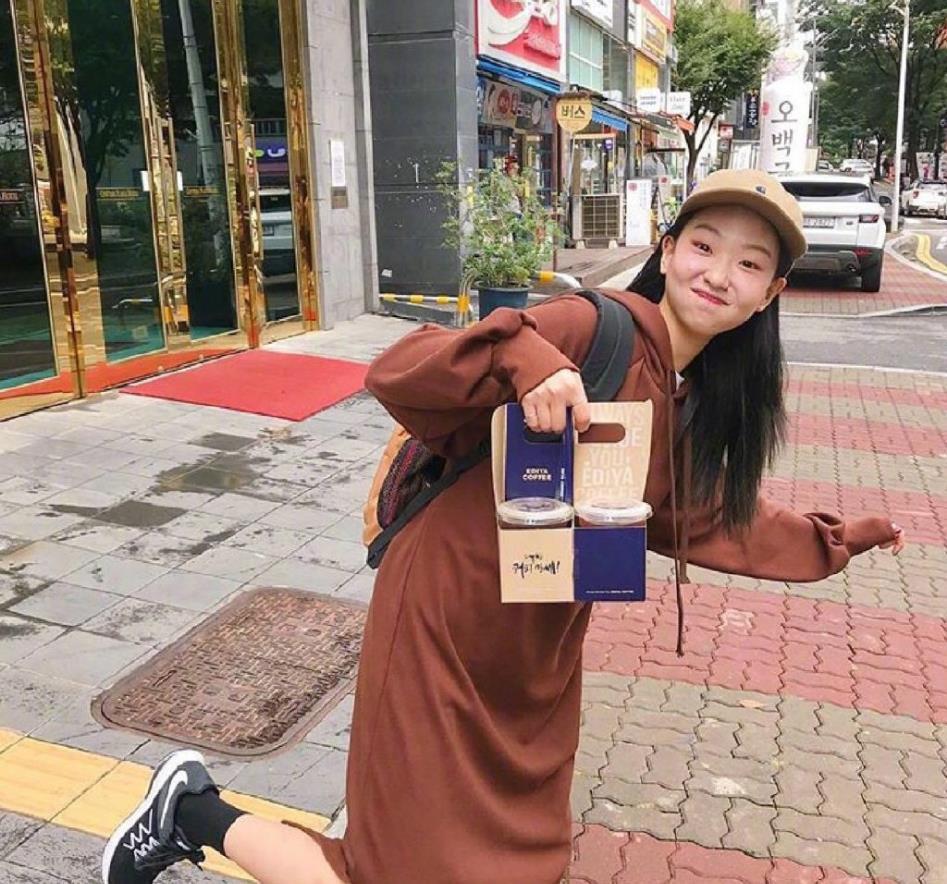 韩国博主利和的帽子搭配太“火”了!根据穿搭色彩选帽子,更精致