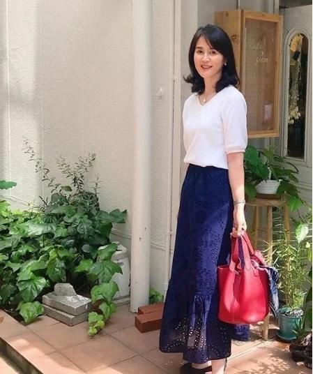 50岁女人拒绝“奶奶装”,学会这样穿,简约优雅又大方体现女人味