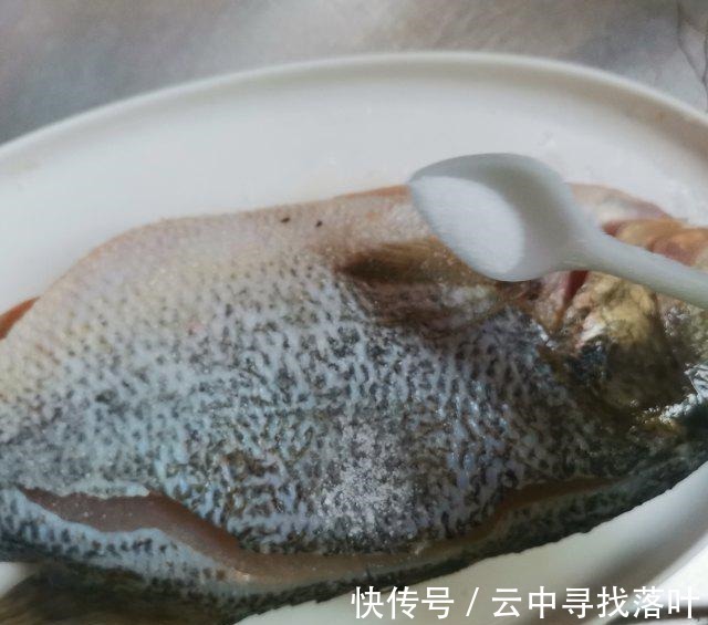 一道味道鲜美的清蒸鲈鱼,鱼肉鲜嫩!