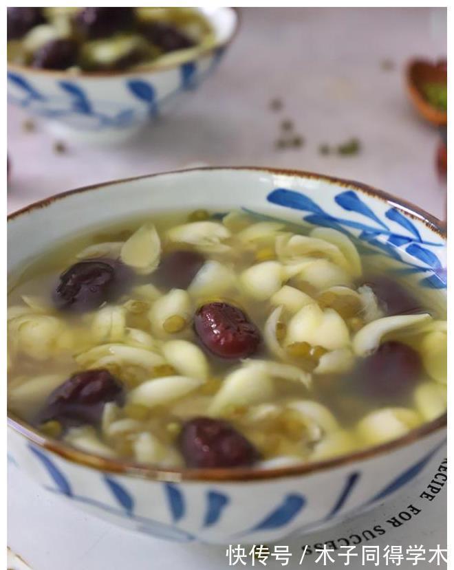 百合|秋天，百合正当季，加两种食材一起煮，清甜润燥，便宜又好喝