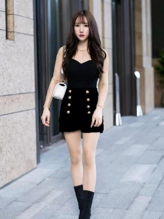 街拍:姿色天然的美女,一件黑色的连体短裤,魅力气质十足