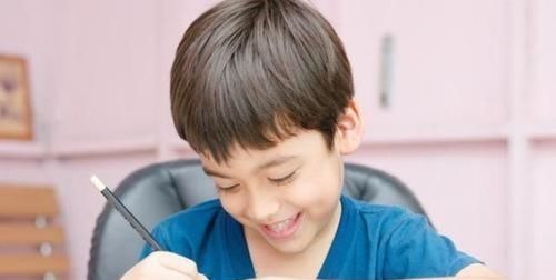 6岁孩子写作业到凌晨,宝爸询问后直接撕了作业本:咱不抄了