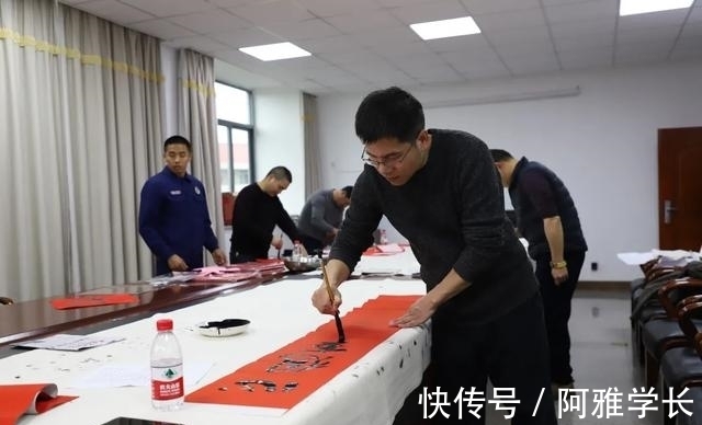 虎年@新春走基层│福虎迎新春,墨香飘进火焰蓝