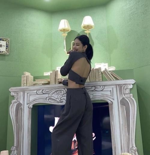 请脱下你的“阔腿裤”,太土了!今春流行穿“云朵裤”,洋气显瘦