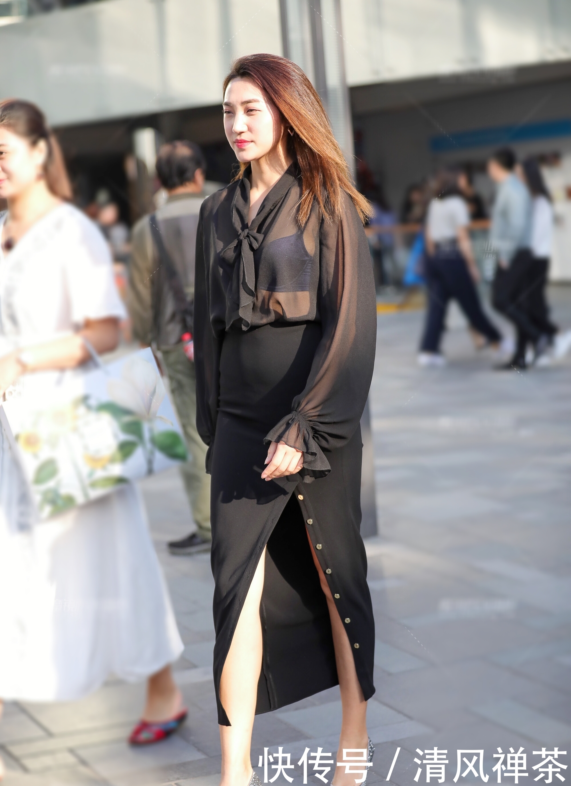 街拍:简单大方的薄纱上衣搭配酷劲十足的开叉半身裙,女人味十足