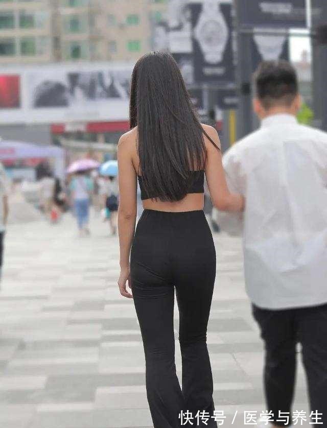干净利落 黑色露背背心搭配黑色长款打底裤,整体韩风搭配,干净利落!