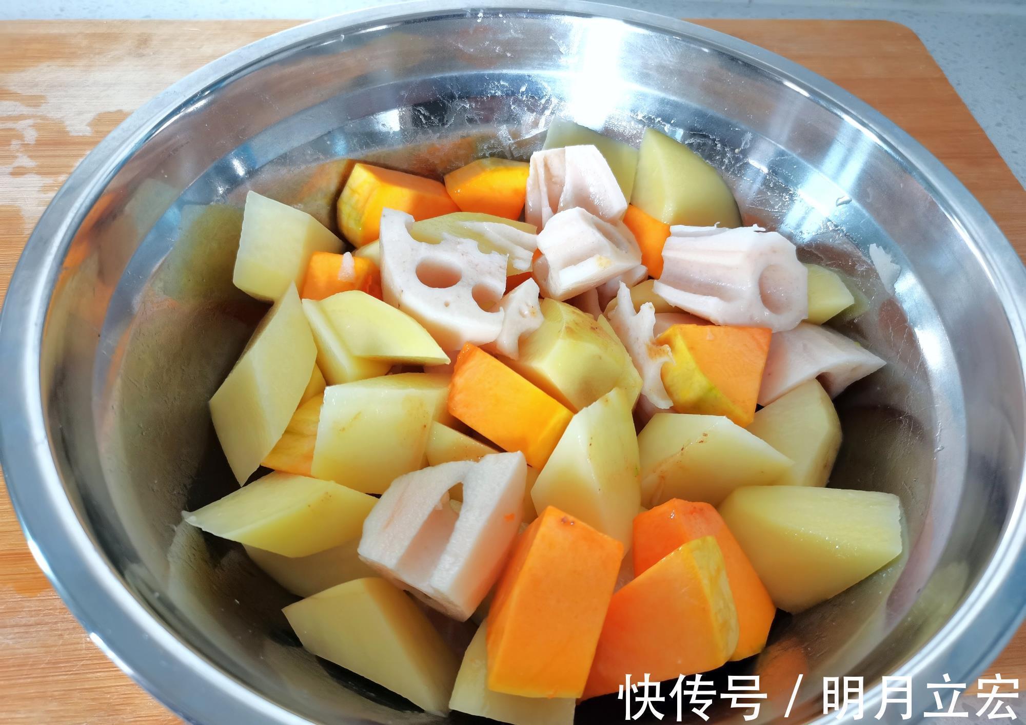 一家三口的午餐真馋人，用心做的排骨孩子连吃三块，并大赞太香了