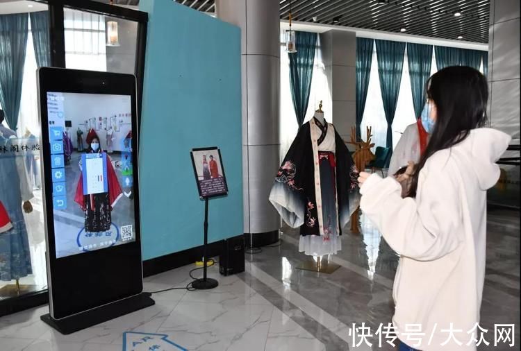 汉服|实地探访菏泽电商人的“双11”：家家户户开直播