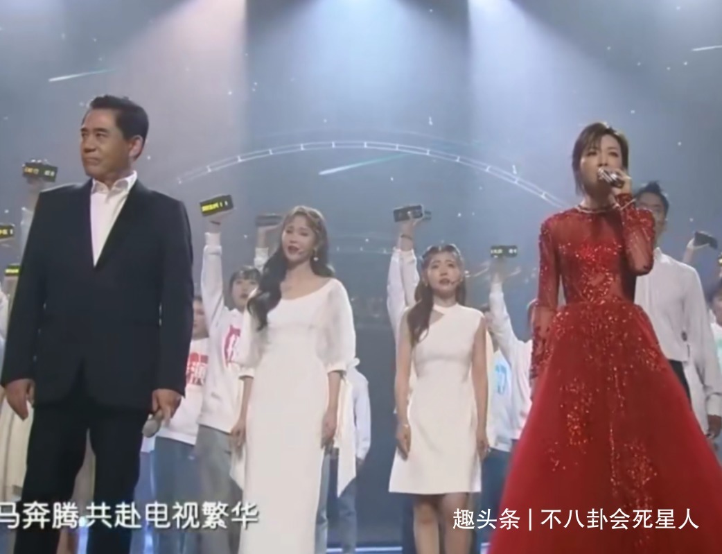 宋茜|金鹰开幕事故多汪涵主持团假唱,巨大黑影挡镜,关晓彤尴尬接话