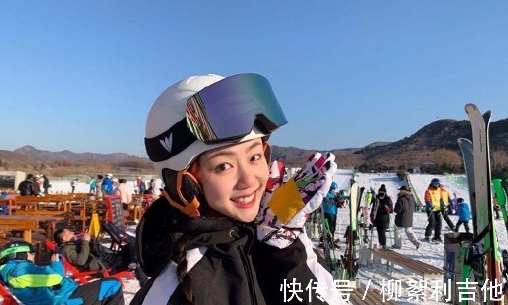 何炅搭档三届女主持,21岁新人身份被扒,相比谢娜,她几乎零缺点