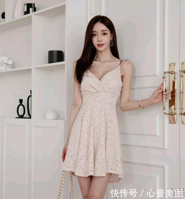 吊裙|女神孙允珠高清时尚搭配：米兰浅棕乖巧精灵小浪漫吊裙
