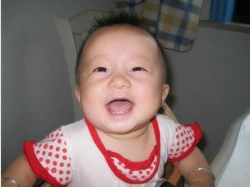 据说越早会笑的娃越聪明！3个时间笑得比别人早，可能智商更高