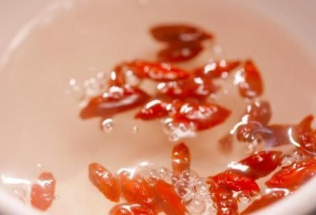 春节过后,多用苹果煮汤,隔三差五给孩子喝一次,助消化解油腻