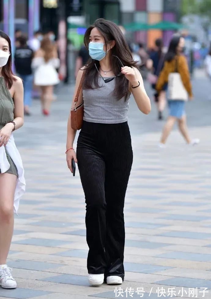 高贵 吊带背心搭配黑色长裤清爽自然休闲又时尚,尽显高贵气质