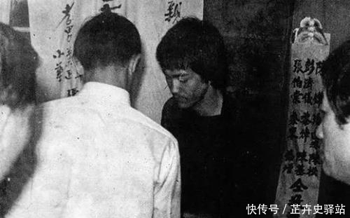 叶问|1972年叶问葬礼现场老照片：武术界泰斗云集，李小龙穿布鞋祭奠