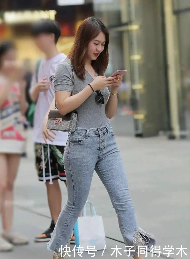 搭配|绿色休闲上衣搭配蓝色牛仔打底裤,美女一枚,不会出错的