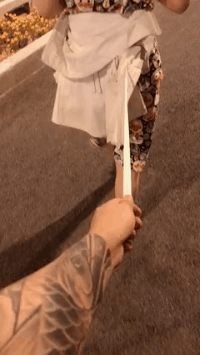 |搞笑GIF:太软了 妹子这腿是假的吧