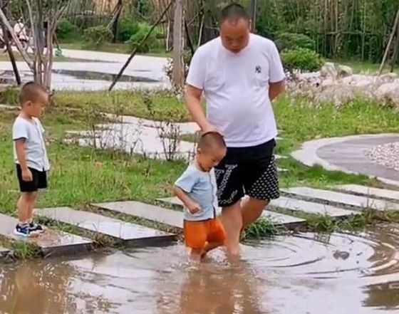 爸爸|爸爸带着双胞胎儿子出门玩,半天没有回家,宝妈被眼前一幕逗笑