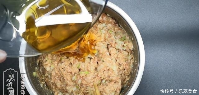 吃法|馄饨皮换个吃法,金黄酥脆,鲜美入味,小伙自己吃两大锅