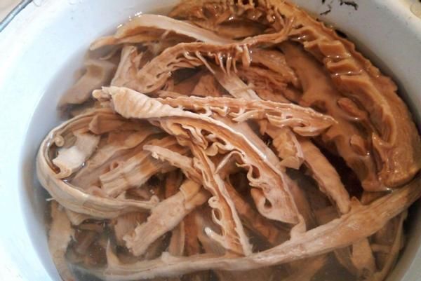 笋干正确泡发方法,饭店大厨都在用,水中加点它,笋干鲜美无异味