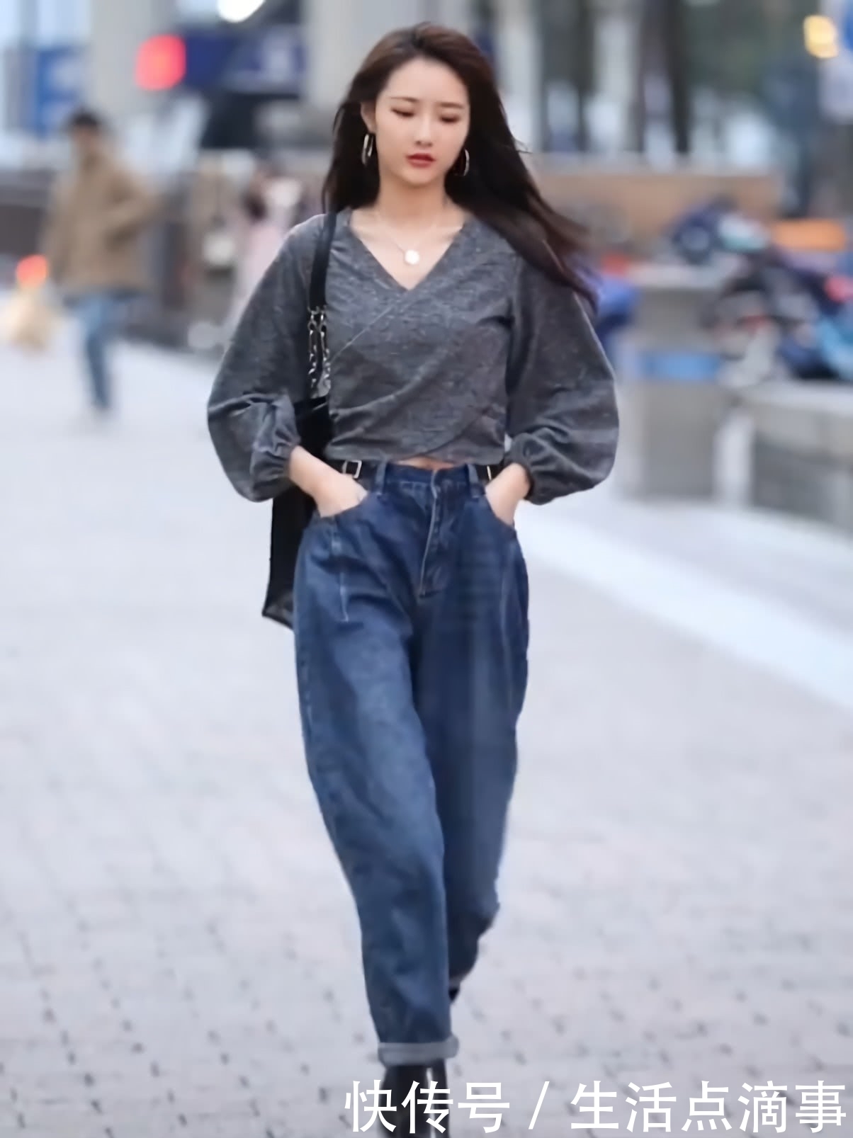 小姐姐的身材真“怪”,穿露脐装秀出小蛮腰,胯部却胖成“球”!