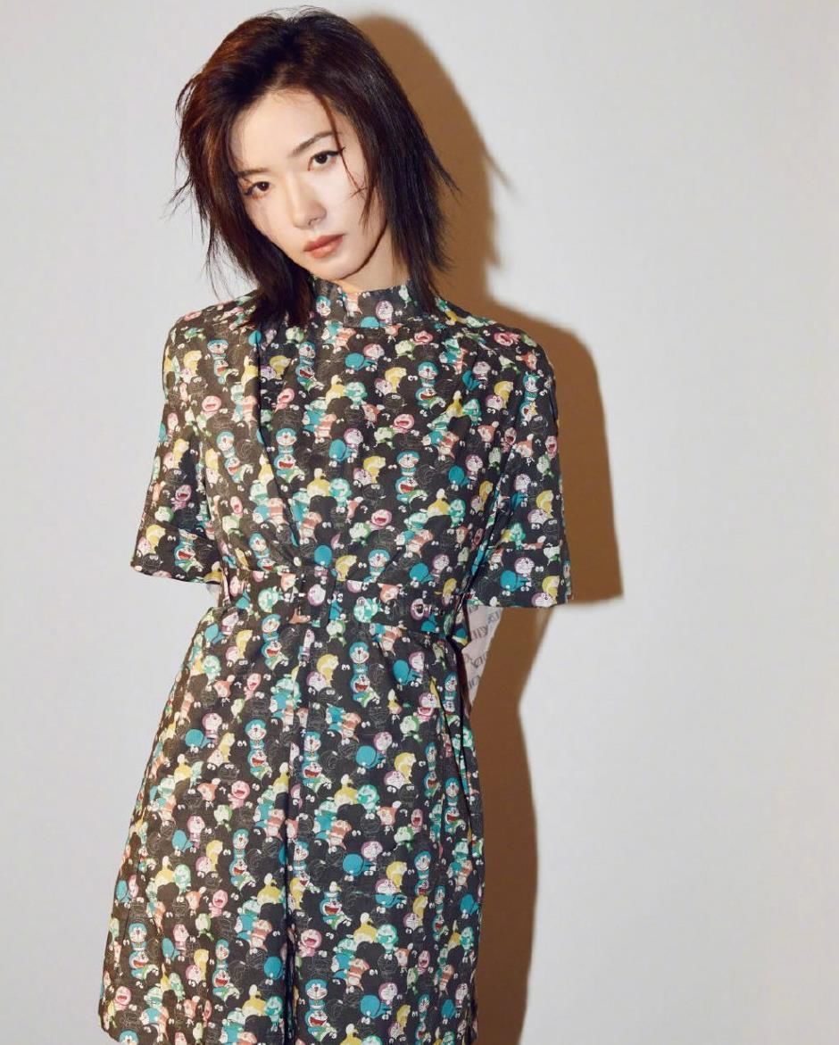 35岁摆布的女人留甚么发型悦目？中长直发清新文雅非常有气质，非常美