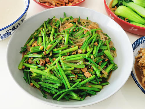 70后夫妻晒午餐,4菜1汤好吃不贵,网友:这才是家的味道