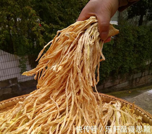放进冰箱|怪兮兮的,腊猪头猪蹄都炖熟煮粑了,风萝卜居然还没有炖粑。