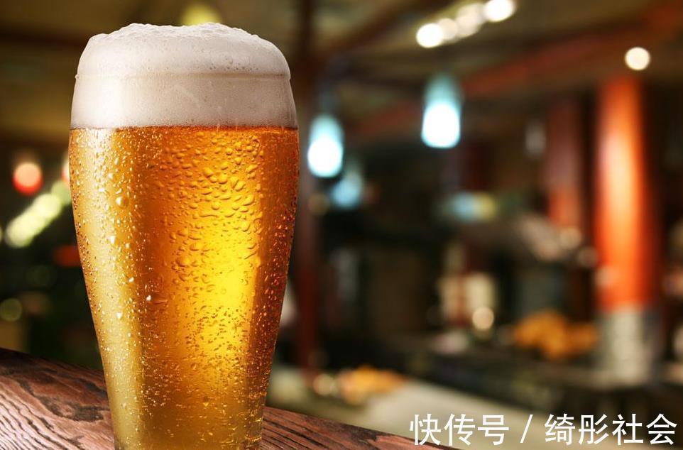 金边吊兰|夏天养金边吊兰,勤喷它,匍匐茎猛窜不停,1个月就长成瀑布