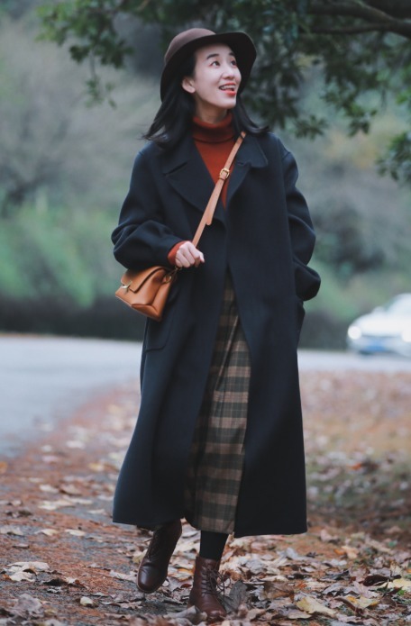 裙装|牛仔裤真烂大街了,这个冬季快穿“过膝半身裙”,比你想象中更遮肉