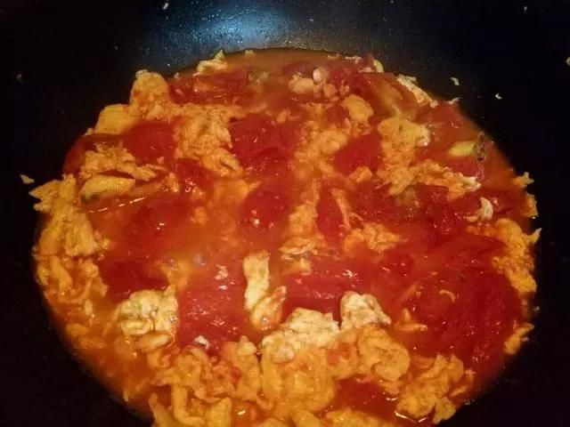 西红柿炒蛋时，鸡蛋不要直接下锅炒，多加一步，美味翻倍