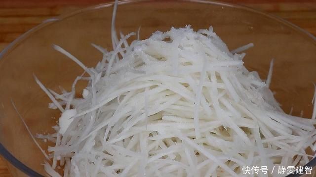 一个萝卜,加1把花生米,教你新做法,我家一周做5次,真香