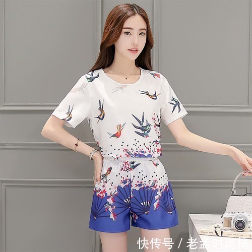 pu皮 加上一流的剪裁工艺,时尚的版型中还流露出了干练的气质