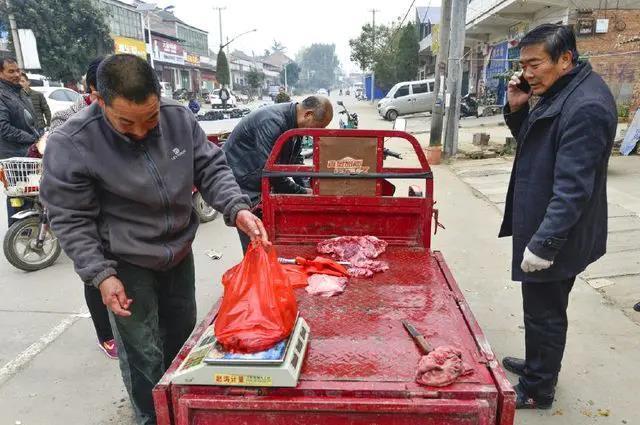 七八十年代的肉特别香,但现在吃不出肉的香?听听卖肉农民怎么说