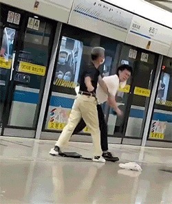 |搞笑GIF:看到妹子这个场景,真是感觉活得还不如一面墙啊