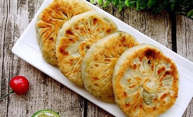  家里有茴香，教你做馅饼，上锅一烙，皮薄馅多，凉了也不变硬