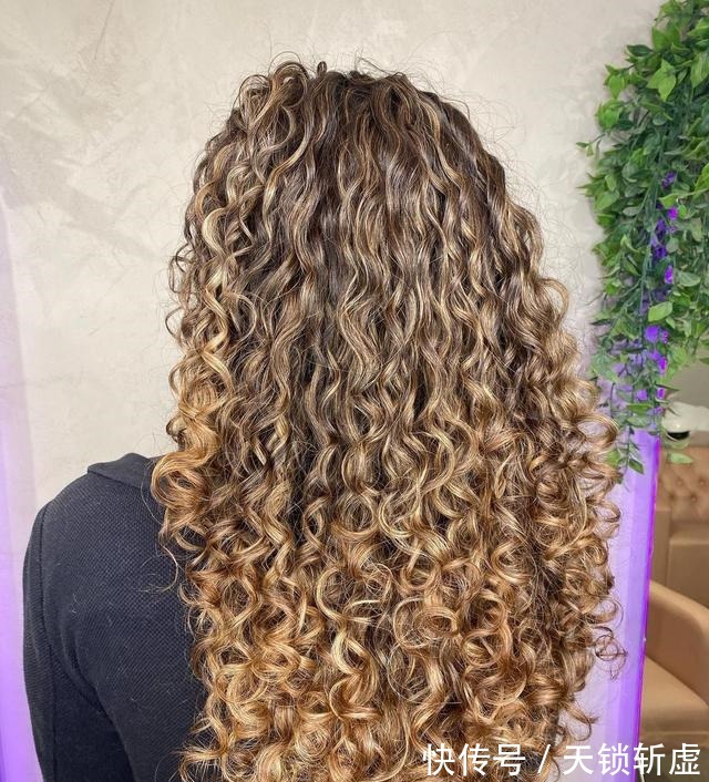 小卷 强烈推荐发型15款,又美又心动,看看你喜欢的是哪一款!