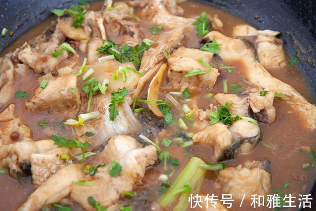 鱼肉|家常炖鱼，别只会用料酒去腥，牢记2个窍门，鱼肉更鲜嫩，没腥味