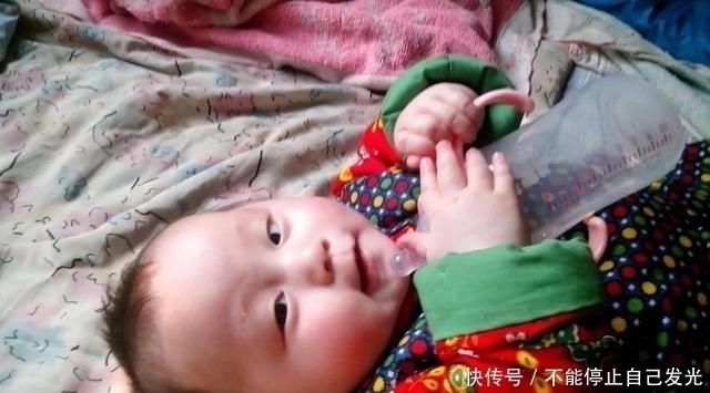 吃奶|“脚扶奶瓶”的喝奶宝宝火了,开发奇葩吃奶姿势,网友骨骼清奇