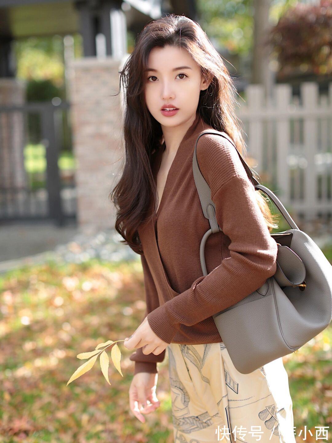 地色|奔三奔四的女人,秋冬建议多穿“大地色针织衫”,简约显贵又气质